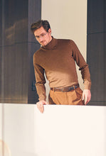 Laden Sie das Bild in den Galerie-Viewer, Rollkragenpullover - Casual Fit - Merino - Einfarbig - Braun