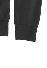 Laden Sie das Bild in den Galerie-Viewer, Pullover - Casual Fit - V-Ausschnitt - Einfarbig - Schwarz
