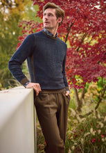 Laden Sie das Bild in den Galerie-Viewer, Strickpullover - Casual Fit - Rundhals - Kaschmir - Dunkelblau/Cognac